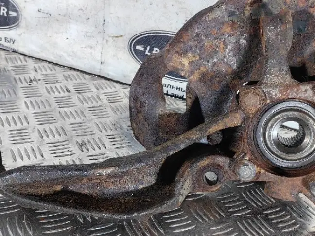 Кулак передний левый  Range Rover Sport L320 05-09