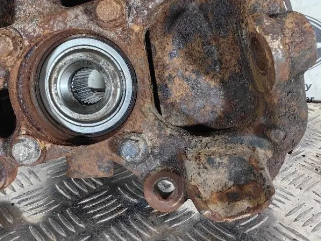 Кулак передний левый  Range Rover Sport L320 05-09