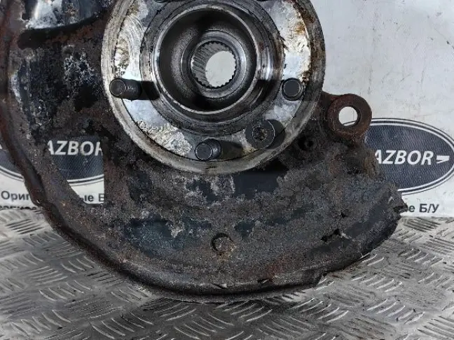 Кулак передний левый  Range Rover Sport L320 05-09