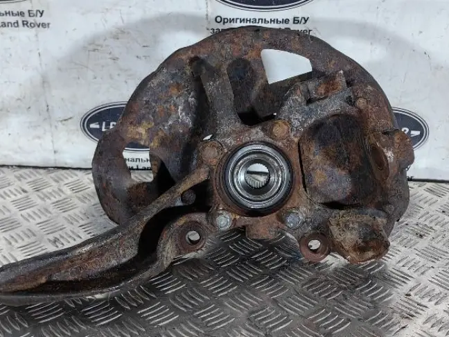 Кулак передний левый  Range Rover Sport L320 05-09