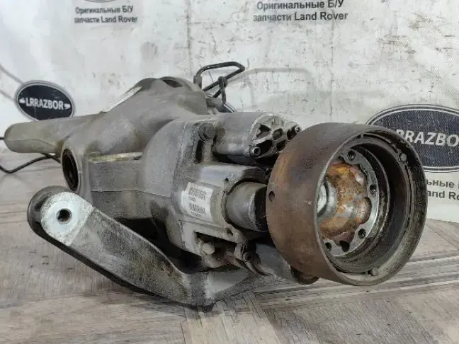 Редуктор Land Rover б/у с другой стороны, видны крепления и фланец