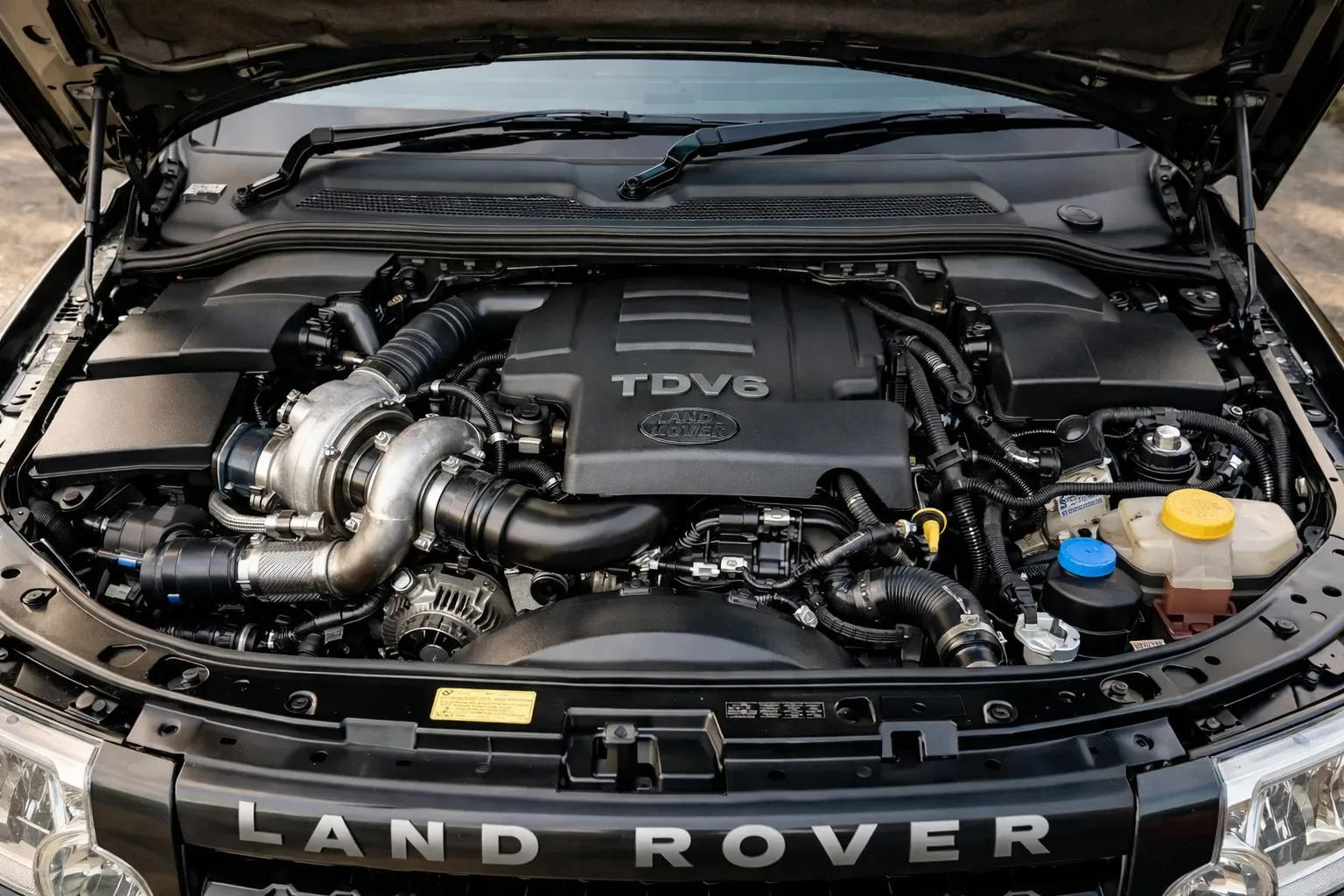 Моторный отсек Discovery 3 с двигателем 2.7 TDV6