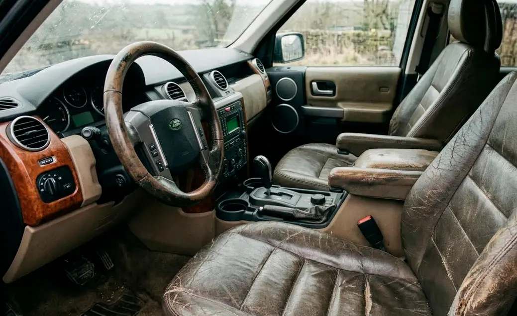 Износ кожи салона Land Rover: где облезает и что менять