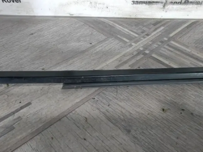 Молдинг стекла переднего левого DISCOVERY 3/4 L319