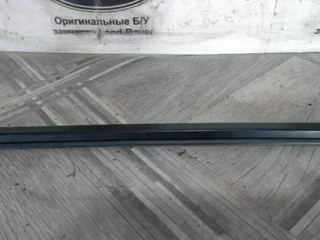 Молдинг стекла переднего левого DISCOVERY 3/4 L319