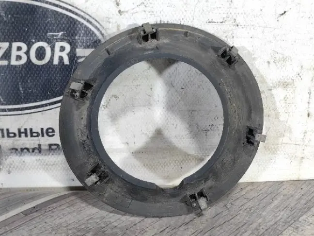 Рамка туманки правая DISCOVERY 3 L319 05-09