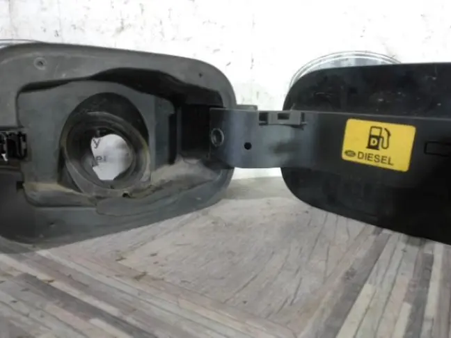 Лючок бензобака Land Rover DISCOVERY 3/4 L319