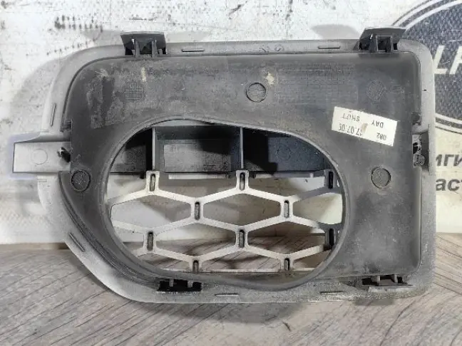 Решетка жабра правая Land Rover Discovery 4