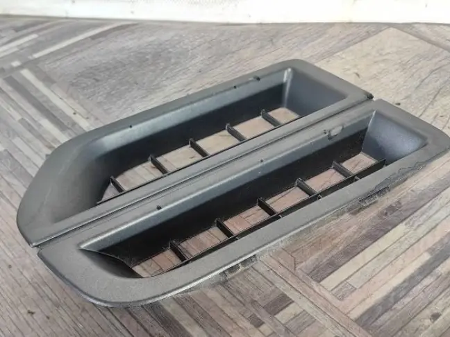 Решетка в крыло правая DISCOVERY 3 L319 05-09