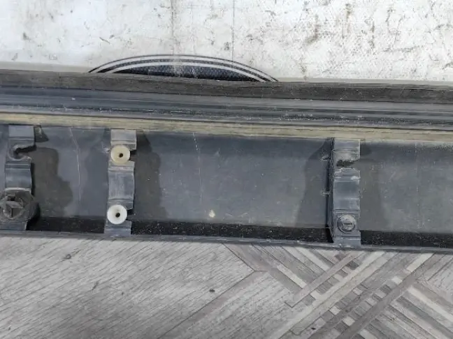 Молдинг передней левой двери DISCOVERY 3 L319