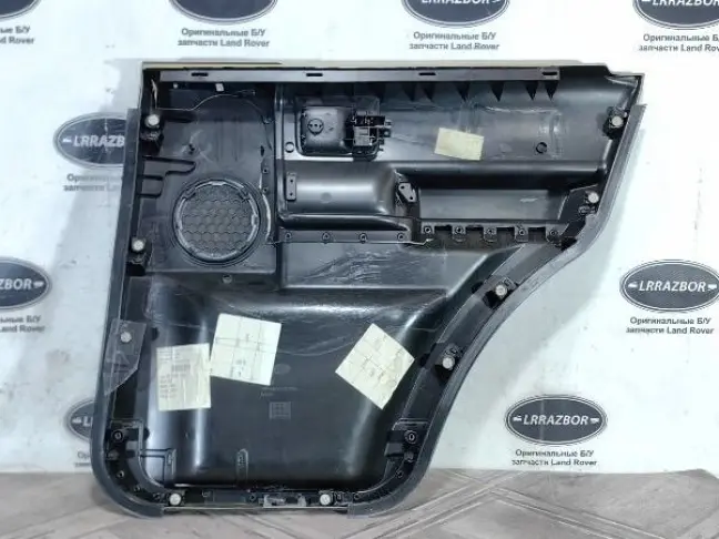Обшивка двери левая задняя DISCOVERY 3 L319 05-09