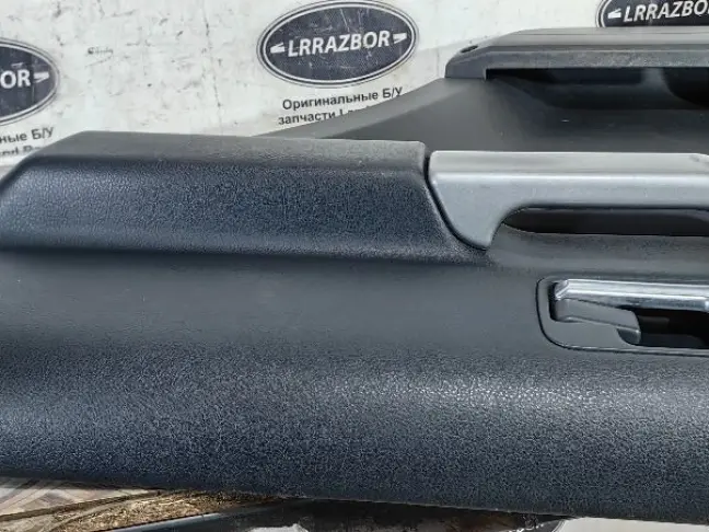 Обшивка двери правая задняя DISCOVERY 3 L319 05-09