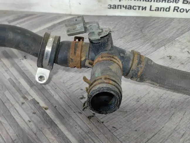 Патрубок системы охлаждения DISCOVERY 3 L319 2.7