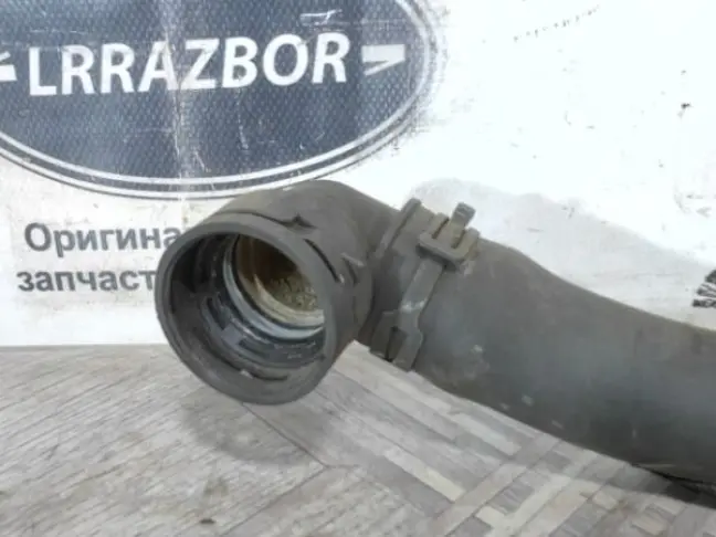 Патрубок системы охлаждения DISCOVERY 3 L319 2.7