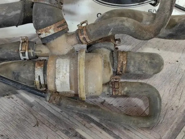 Патрубок системы охлаждения DISCOVERY 3 L319 2.7