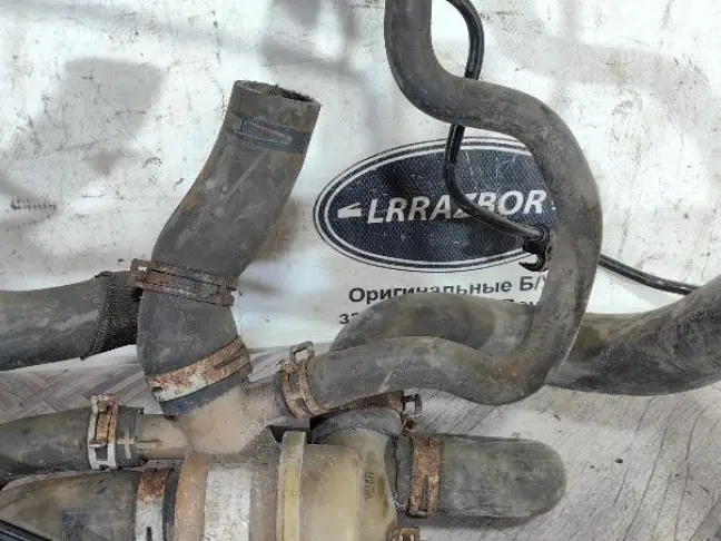 Патрубок системы охлаждения DISCOVERY 3 L319 2.7