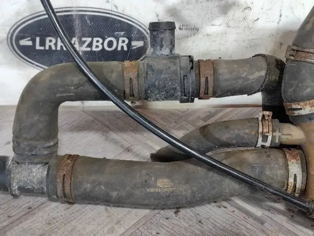 Патрубок системы охлаждения DISCOVERY 3 L319 2.7