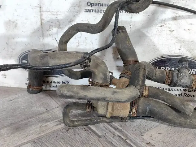Патрубок системы охлаждения DISCOVERY 3 L319 2.7