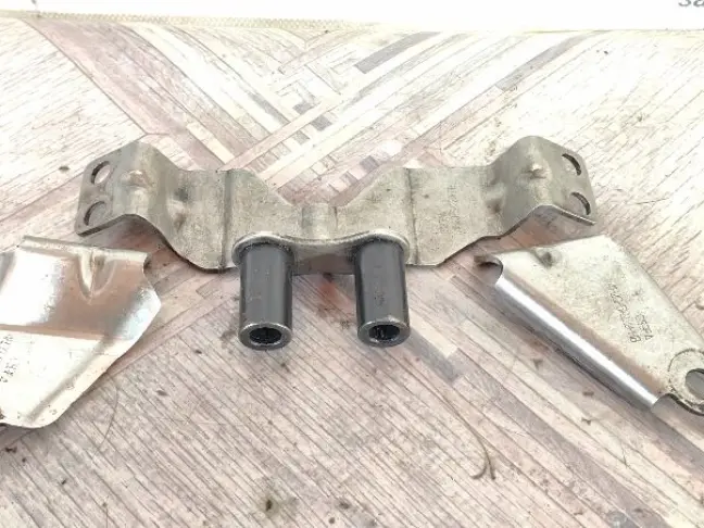 Кронштейн перепускной трубы DISCOVERY 4 3.0