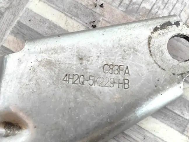 Кронштейн перепускной трубы DISCOVERY 4 3.0