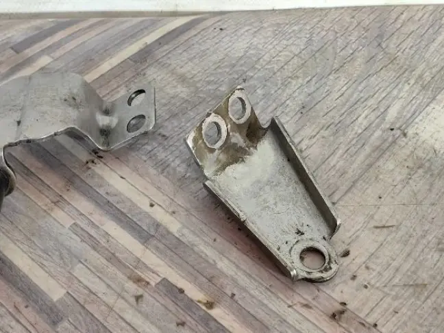 Кронштейн перепускной трубы DISCOVERY 4 3.0