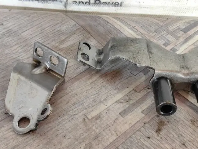 Кронштейн перепускной трубы DISCOVERY 4 3.0