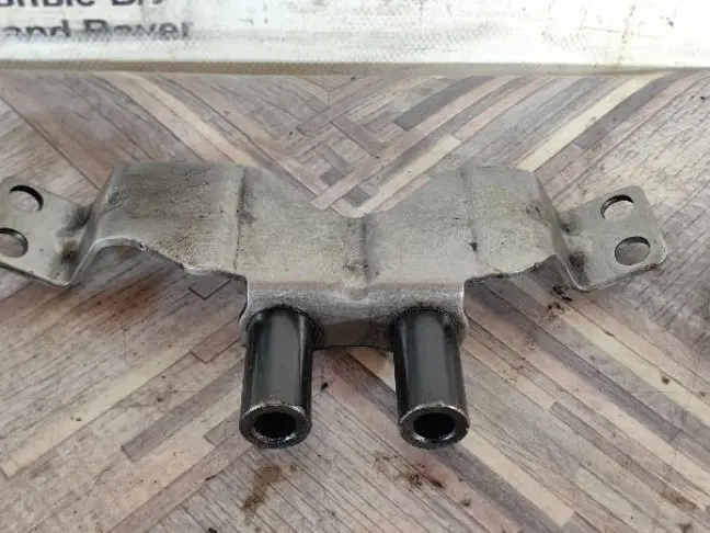 Кронштейн перепускной трубы DISCOVERY 4 3.0