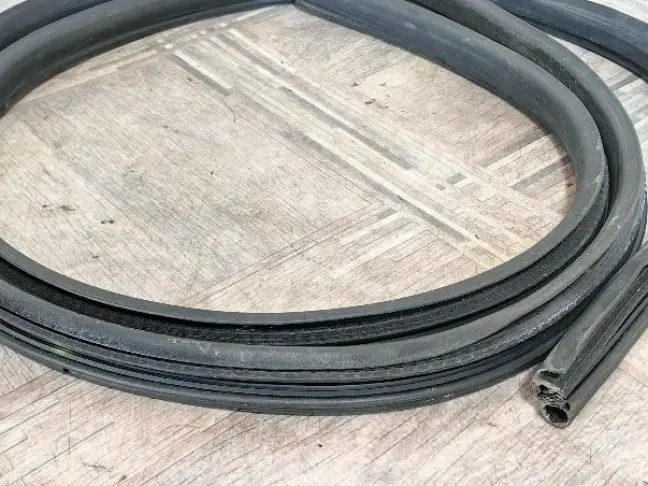 Уплотнитель двери передний Land Rover Freelander 2