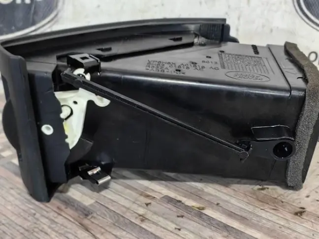 Дефлектор левый Land Rover Freelander 2 2.2