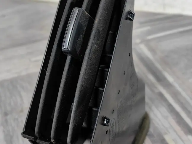 Дефлектор левый центр Land Rover Freelander 2 2.2