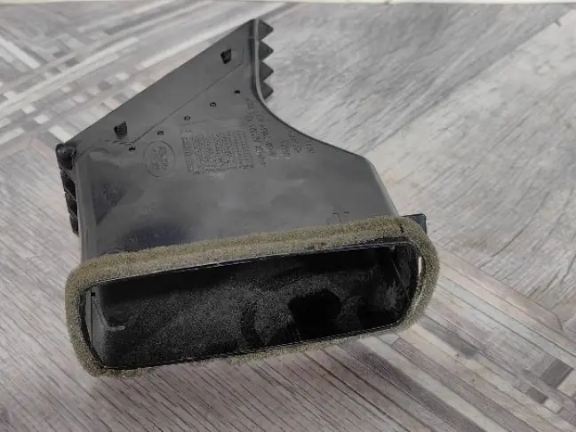 Дефлектор левый центр Land Rover Freelander 2 2.2