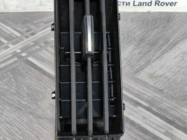 Дефлектор левый центр Land Rover Freelander 2 2.2