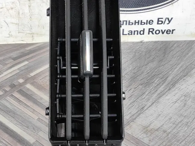 Дефлектор правый центр Land Rover Freelander 2 2.2