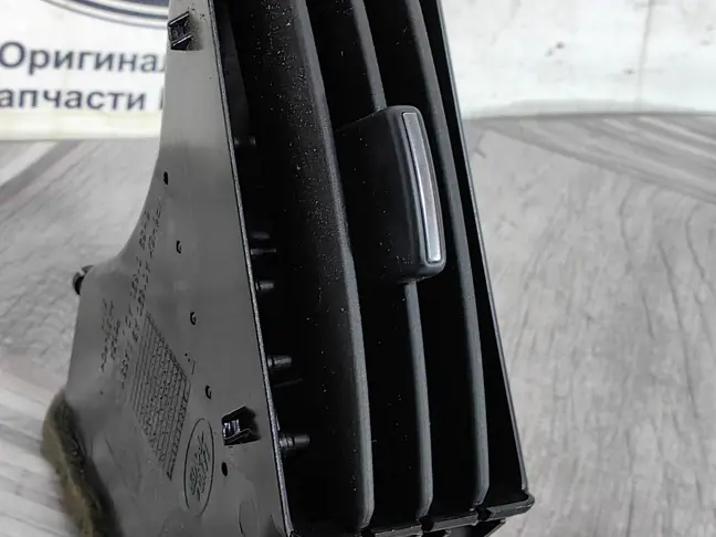 Дефлектор правый центр Land Rover Freelander 2 2.2