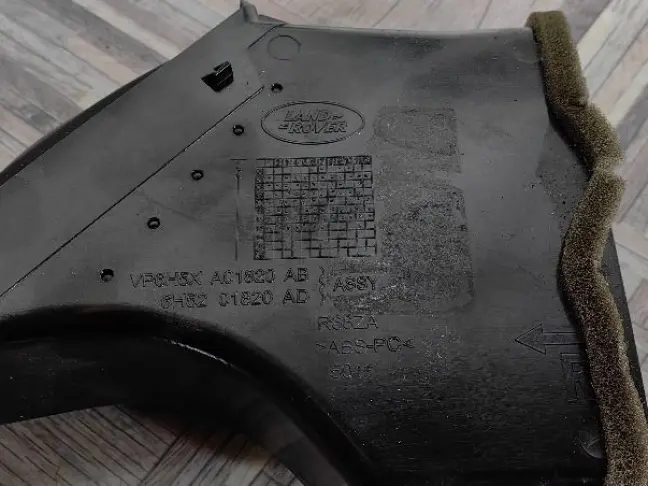 Дефлектор правый центр Land Rover Freelander 2 2.2