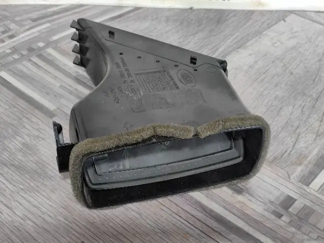 Дефлектор правый центр Land Rover Freelander 2 2.2