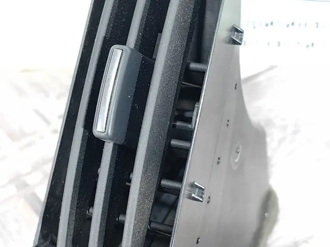 Дефлектор правый центр Land Rover Freelander 2 2.2