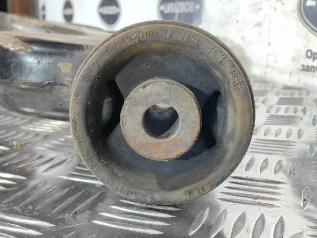 Рычаг передний нижний правый DISCOVERY 3 L319