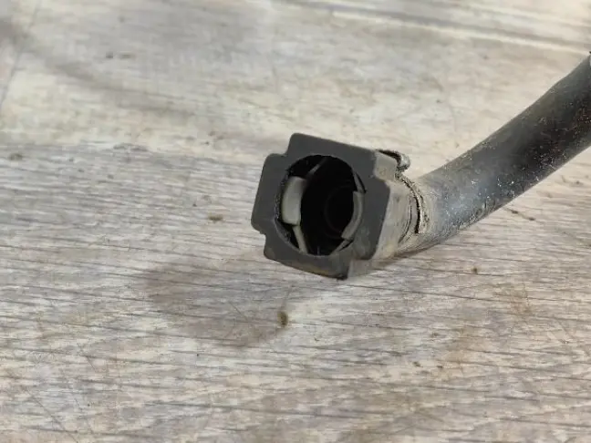 Топливная трубка  DISCOVERY 3 L319 2.7