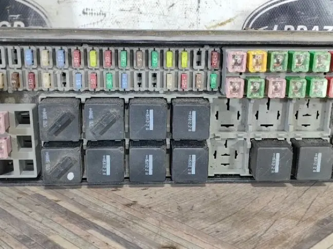 Блок предохранителей под капот DISCOVERY 3 L319