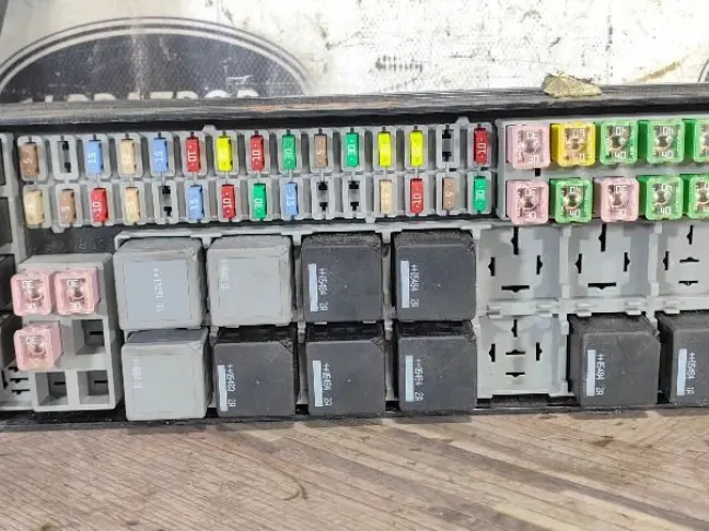 Блок предохранителей под капот DISCOVERY 3 L319