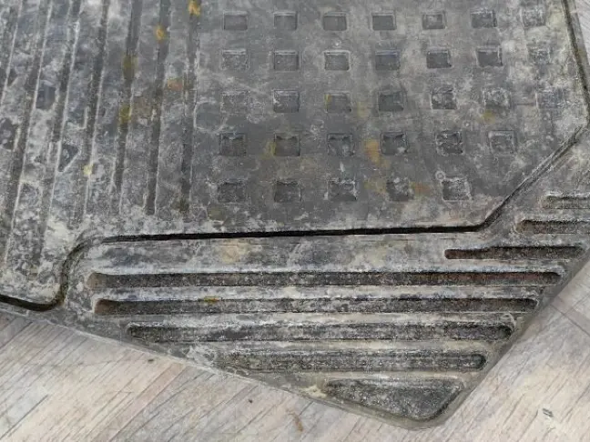 Коврик передний правый оригинал DISCOVERY 3/4 L319