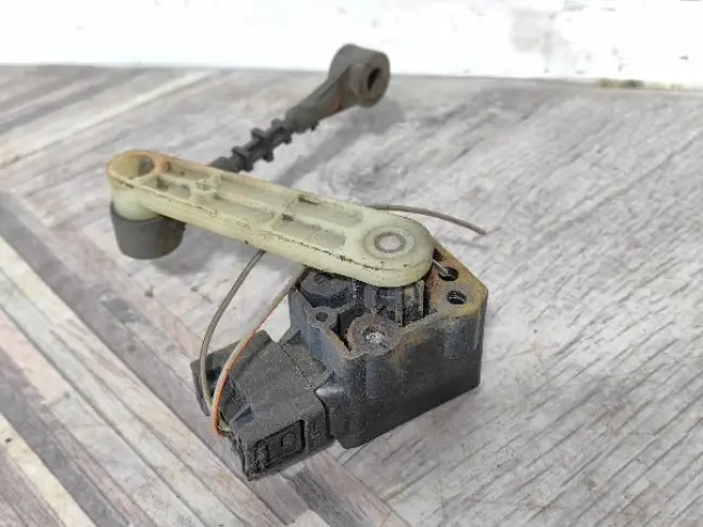 Датчик передний левый Land Rover Discovery 3