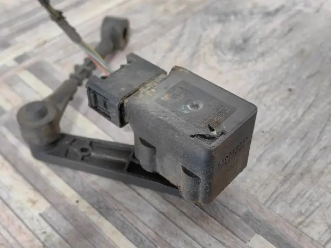 Датчик передний правый Land Rover Discovery 3