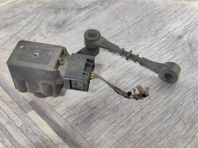 Датчик передний правый Land Rover Discovery 3