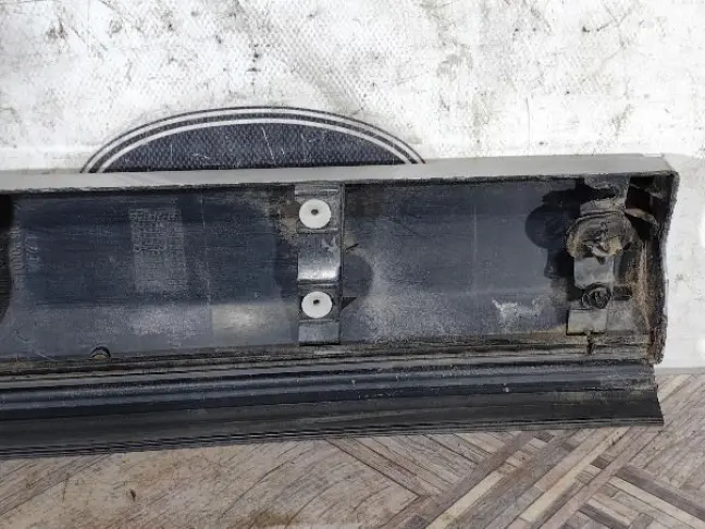 Молдинг передней правой двери DISCOVERY 3 L319