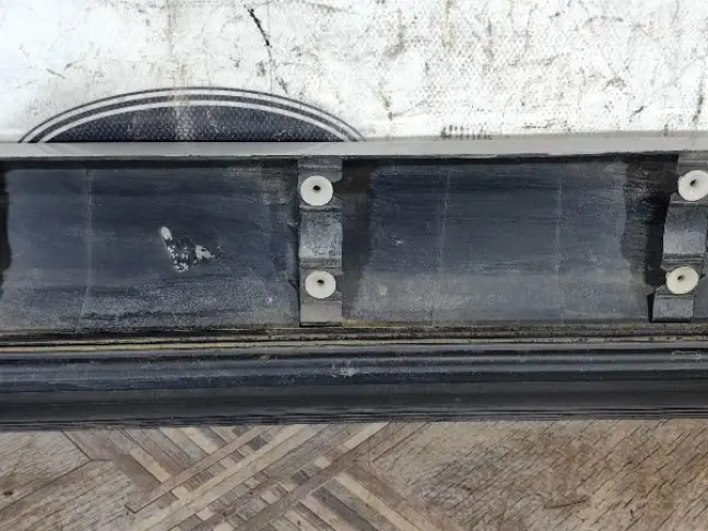 Молдинг передней правой двери DISCOVERY 3 L319