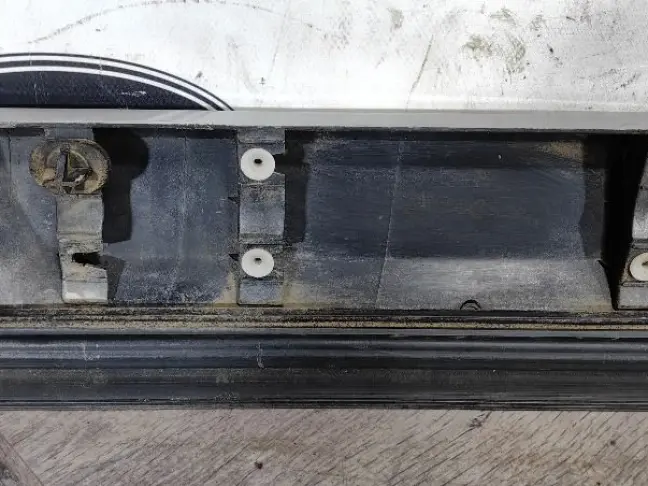 Молдинг передней правой двери DISCOVERY 3 L319