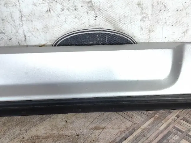 Молдинг передней правой двери DISCOVERY 3 L319