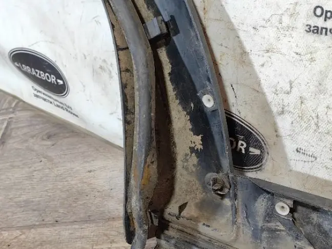 Молдинг двери задней левой DISCOVERY 3 L319 05-09